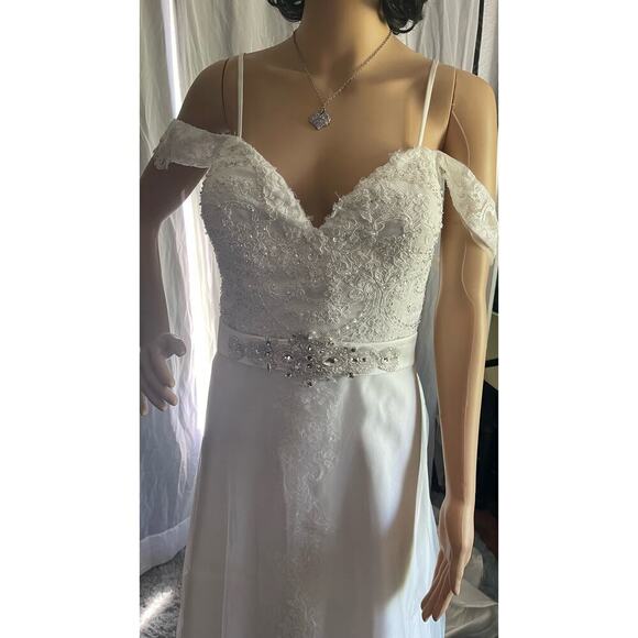 Elegant Lace Wedding Gown with Beaded Bodice and Dramatic Train - Picture 7 of 13